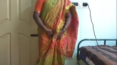 ভারতীয় দেশী দাসী বাড়ির মালিককে তার প্রাকৃতিক মাই দেখাতে