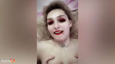 ইভান হেলসিং হার্ড একটি সেক্সি ভ্যাম্পায়ার fucks এবং তার গাধা আসে
